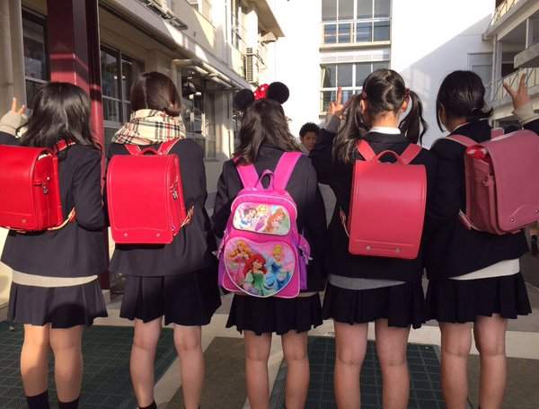 日本女高中生间《背小学生书包上学》大流行 毕业前的