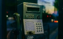 假設有一段關於公共電話的都市傳說是這樣子描述的...