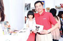 超人氣女孩喬喬擔任“喬”迷你店長 親手送粉絲寫真書