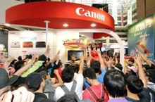 台北資訊月 Canon年終慶 幸運兒天天拉霸7元贏相機 現金一把抓滿手獎金帶回家