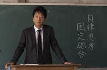 《暗殺教室》椎名桔平樂當「致命」鮮師  加藤清史郎酷帥轉型