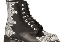 Dr. MARTENS AW16 新品上市  摩登蕾絲印花 馬汀重新演繹暗黑哥德