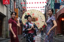 傳藝中心推出「喊玲瓏賣雜細」古早味叫賣秀二二八連假復古風上身 旗袍和服免費入園