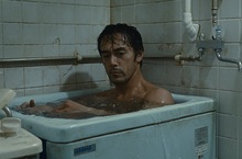 男神出浴！ 阿部寬《比海還深》再秀羅馬雕像完美身材189公分擠進「洗衣機」大小的浴缸一坐下去水全流光「好像進擊巨人來到小人國」
