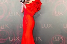 LUX恆久女神蔡詩芸性感登場施展愛情虐心肌密全球首款含香氛凝珠的沐浴乳擁抱恆久迷情愛戀