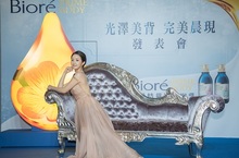 全新Biore極緻精華油沐浴乳洗出質感美肌林依晨「零負評美肌」驚豔亮相 光澤美背完美＂晨＂現