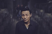 爆粗耍狠當大哥 李榮浩「眼」技有笑果！小刀流混混李淳 【乘風破浪】混戰彭于晏 鄧超煞氣李榮浩被鬧沒開眼 導演臨加台詞反成喜劇之王