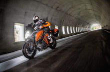 KTM 1290 SUPER DUKE GT、1290 Super Adventure運動休旅車款跨界登場長途旅行「輕」革命！
