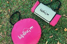 秋分舒爽 玩樂Glamping熱潮正夯  KIPLING 完美打包 風格隨行週年慶最強禮品買包送帳篷 讓KIPLING 帶您一同野餐趣
