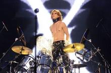 日本傳奇樂團X JAPAN 紀錄片《WE ARE X：X JAPAN重生之路》團長Yoshiki大秀健壯美背淚眼自白看五次哭十次 