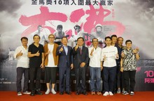 最狂國片《大佛普拉斯》擄獲野生柯P台北市長打卡下班趕場看電影
