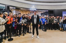 大聯盟球星陳偉殷現身adidas台北101運動時尚門市與粉絲歡慶聖誕