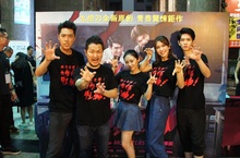 鮮肉雨神蔡凡熙台中濕身餵食雞爪 粉絲喊『我要』劉奕兒『親紋』男粉絲五百粉絲暴雨擠爆夜市現場