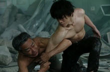 木梨憲武獻「肉」計 佐藤健《殺戮重生犬屋敷》上空秀「肌」情