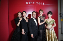 關錦鵬睽違13年新作 《八個女人一台戲》釜山世界首映   女神降臨！名導關錦鵬率四金釵登釜山影展  鄭秀文、梁詠琪、白百何、趙雅芝　金牌卡司成紅毯亮點