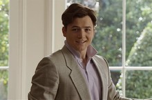 《億萬男孩俱樂部》高富帥詐騙案搬上大銀幕 狂到阿湯哥也想演！ 　「最狂車手」安索艾格特加班趕戲搶演「金融天才」 　《金牌特務》泰隆艾格頓拒演男一爭男二 跌破劇組眼鏡！
