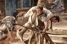 泰隆艾格頓 新作《羅賓漢崛起》為民奮戰搶正義  好萊塢當紅鮮肉為戲勤練胸肌 結實成果讓影迷羞喊「好性感」