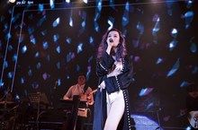 慵懶沒有極限！「鄉民老婆」Julia獻出最大尺度穿絲質薄紗睡衣性感開唱