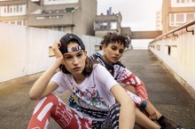 PUMA SELECT 再度攜手英國插畫藝術家PUMA x SHANTELL MARTIN 搗蛋登台  鮮豔色彩結合插畫文字打造夏日調皮潮穿搭