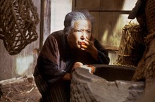 母愛hen偉大 為了兒孫自願「被」拋棄！