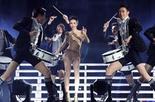 莫文蔚北京巡演為媽媽慶生  工人體育場四萬人齊唱生日歌  莫媽媽歡度79歲生日  母女倆同台感受絕色魅力