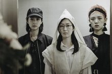 暖心電影《花椒之味》 鄭秀文 賴雅妍 李曉峰拍攝靈堂重頭戲  三人演技大考驗 竟一哭不可收拾 哭到導演喊卡還收不住眼淚 