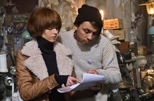 嫩版蜜拉飄仙氣！【魔法禁界】導演指定她 蒂娜婷用魔法為自由尋找出路 愛換髮型換心情 城堡古蹟地道添神秘感 18世紀戲院化為反抗總部