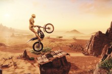 《特技摩托賽：崛起》最新 DLC「狂摔猛曬」、免費體驗版即日起登場
