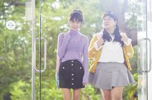 邵雨薇萌扮女警勾引李淳！《陪你很久很久》大銀幕上演「制服誘惑」 李淳誤吃春藥竟「霸王硬上弓」激吻男警，生猛男男吻笑翻全場！