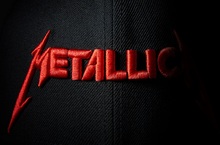 就是要rock and roll！ NEW ERA x「Metallica」&「Red Hot Chili Peppers」聯名系列 金屬製品&嗆辣紅椒  帶你回到金屬樂團與搖滾硬派的經典時刻