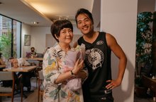 藍正龍聯手金牌編劇徐譽庭打造溫暖作品《傻傻愛你，傻傻愛我》溫暖劇情口碑滿滿 金馬影居恬妞演到舊傷爆發 導演藍正龍跪地按摩 恬妞大呼感動
