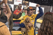 一段黃金獵犬與賽車手的人生旅程 哲學金句感動百萬人淚腺潰堤！ 全球暢銷冠軍小說【我在雨中等你】躍上大銀幕療癒全台