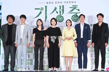 《寄生上流》名導奉俊昊風光歸國 許願和觀眾一起看電影 新片南韓首映明星力挺 超高評價衝出預售冠軍