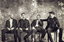 「英倫搖滾天團」酷玩樂團Coldplay相隔4年出輯！ 全新專輯《Everyday Life》滿載16曲　關心人權呼籲正視社會議題 酷玩樂團穿越了！　百年前老照片驚現四成員