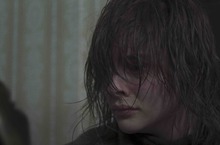 「超殺女」克蘿伊誤入邪教險被活人獻祭！ 為求自保裝瘋搞失蹤害死閨蜜