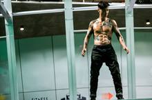 火爆警匪動作強片《九龍不敗》 張晉半裸對決世界拳王 打上澳門高空塔 來台宣傳 鬼才導演陳果舉辦創作分享會 張晉首度與粉絲近距離接觸