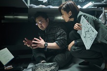 馬東石《白頭山：半島浩劫》扮教授「要動腦」 大喊：好吃力！ 退不了！河正宇賣命處理爆裂物 退役前竟遭遇火山浩劫？！