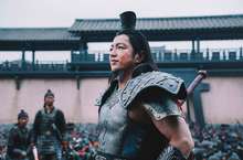 《王者天下》整個劇組都玩真的！大澤隆夫為戲增重15公斤 單手持30公斤大刀殺敵 結實臂肌刺青激似館長！