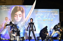 甜美女神終於蛻變開戰！絕美戰神邵雨薇黑色皮革緊身戰袍驚豔登台 女神自曝內心女漢子 視艾莉塔為新偶像 期待與韓國男神共演