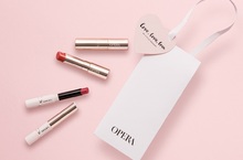 情人節限定「OPERA」訊息刻印及包裝服務。平時說不出口的心意，就用特別的唇膏分享出去吧！  即日起，情人節限定活動陸續開跑！