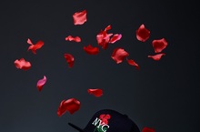 鮮花易謝！情侶帽款魅力難擋 NEW ERA推出情人節限定繡帽活動  專屬帽款象徵愛情永不凋謝！