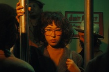 《我只在乎你》MV浪漫登場 王若琳戴假髮扮宅女工程師 與機器人共譜戀曲 去年獲金曲獎最佳音樂錄影帶入圍肯定 王若琳與導演摯友Robert Youngblood再合作