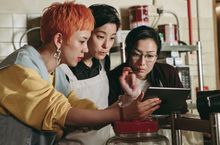暖心電影《花椒之味》集合天后鄭秀文 賴雅妍 李曉峰演出不曾見過面的三姊妹 三人靠下廚培養默契 研究火鍋湯底 片場不時傳出放聲大笑 拍完成建立姊妹情深
