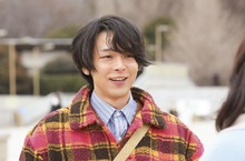 人氣男星中村倫也化身害羞男 扮醜當土包子  《一定要結婚嗎》為愛表白 用「特殊行為」化解緊張