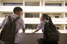 《限時好友》致敬《初戀那件小事》 重現經典「掉槍」畫面 平采娜與Nine私下愛互整   「國民初戀」竟慘遭踹背！