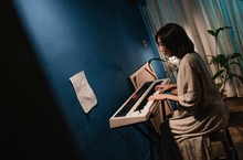 李宓 推出全新單曲〈愛  不凋零〉唱出堅持夢想的人生體悟