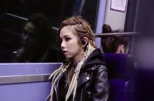 網路聲量最高天后鄧紫棋 推出全新MV “Fly Away” 夜遊巴黎街頭 為憂鬱症患者發聲 整個1月數位冠軍都是她！“透明”持續盤據單曲榜No. 1 歌迷跪求“每一首都拍好嗎”