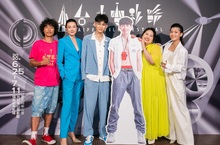 國新競賽片《破處》世界首映 吳肇軒分身登台促成另類全員集合 劇組備600份保險套贈滿場觀眾 主要演員害羞邀家人看首映會