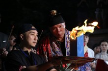 《女鬼橋》台灣第一把交椅宗教顧問盯場  龍哥為所有演員保平安 工作人員誤觸結界  主燈泡當場瞬間全暗  劇組全崩潰 看《女鬼橋》送淨身噴霧「瓶安福」  為觀眾趨吉避凶擋煞專用