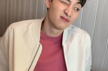 泰國人氣鮮肉洪天逸《淒厲人僧》苦背四種語言笑喊：「可以直接出家！」 深夜洗澡遭不明生物偷窺，浴巾掀開一驚，胯下竟出現三公尺巨蟒！？